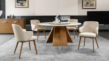 Sedia Foyer con braccioli e struttura in legno massello di Calligaris