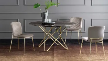 Sedia Love in tessuto trapuntato con gambe in ottone lucido di Calligaris