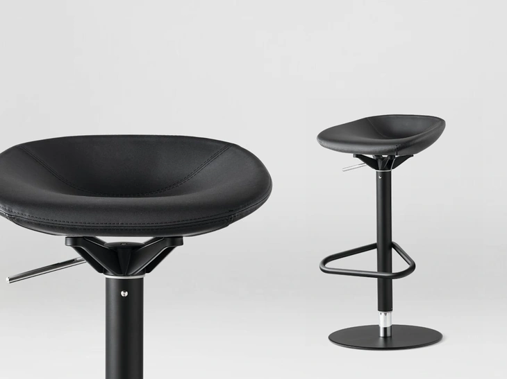 Sgabello regolabile in pelle Palm di Calligaris