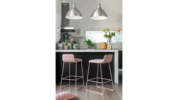 Sgabello in tessuto con struttura in metallo Riley soft di Connubia