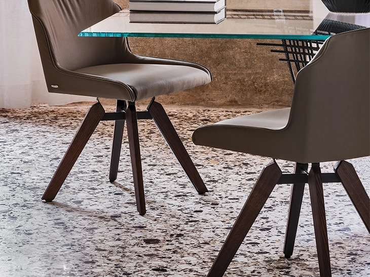 Sedia Tyler in pelle con gambe in legno di Cattelan Italia