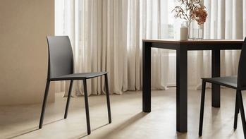 Sedia Zara con struttura in metallo verniciato e seduta in polipropilene di Arredo3