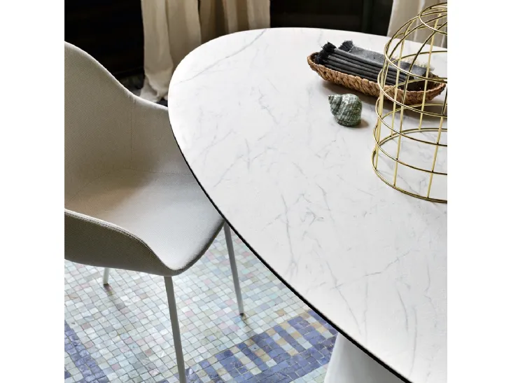 Tavolo fisso con piano ovale in ceramica e base monolitica in lamiera curvata Ellisse di Connubia
