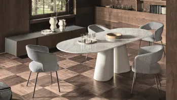 Tavolo ovale Pillar con piano in marmo e basamento in cemento di Ditre Italia