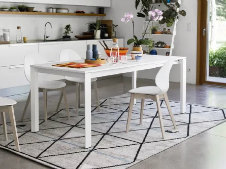 Tavolo allungabile Duca in laccato Bianco con gambe in metallo di Calligaris