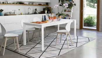 Tavolo allungabile Duca in laccato Bianco con gambe in metallo di Calligaris