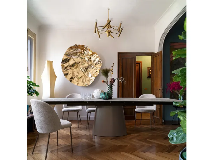 Tavolo Ellisse con top in ceramica e base monolitica in lamiera di Connubia