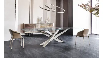 Tavolo dalle linee scultoree con piano in vetro Lancer di Cattelan Italia