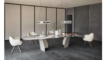 Tavolo in cristallo con stampa artistica e piano irregolare in metallo Senator di Cattelan Italia