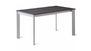 Tavolo Sigma con top in laminato e gambe in metallo di Veneta Cucine