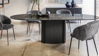 Tavolo Yoroi in ceramica di Calligaris