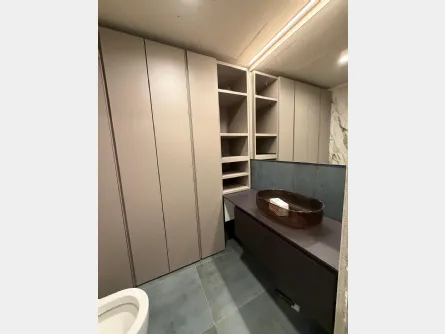 Bagno contemporaneo tra arredo su misura e linee essenziali