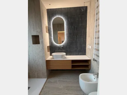 Bagno su misura tra luce, legno e materia