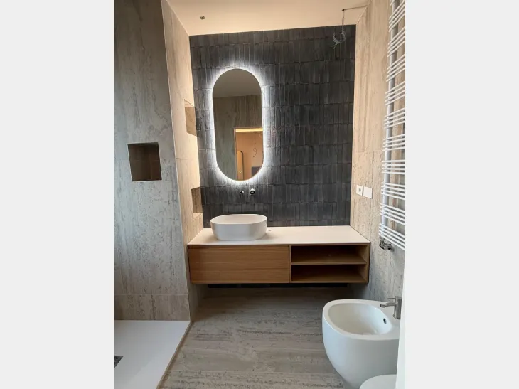Bagno su misura tra luce, legno e materia