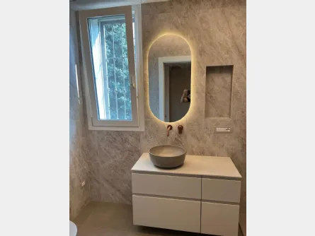 Bagno contemporaneo effetto pietra con dettagli bronzo