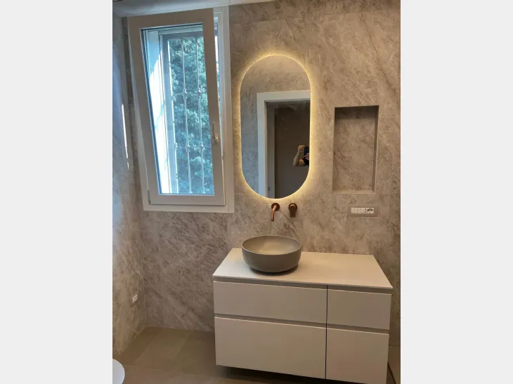 Bagno contemporaneo effetto pietra con dettagli bronzo