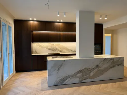 Cucina di design con isola effetto marmo