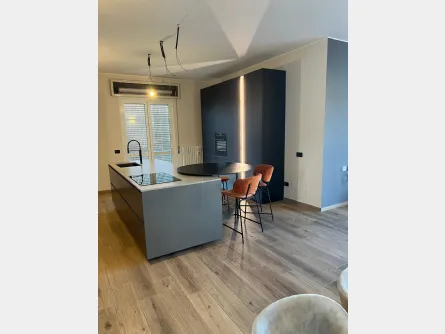 Cucina moderna con isola