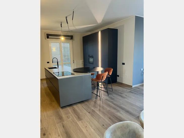 Cucina moderna con isola