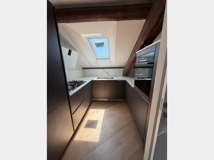Cucina contemporanea in mansarda con travi a vista