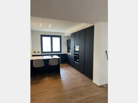 Cucina total black con dettagli in legno