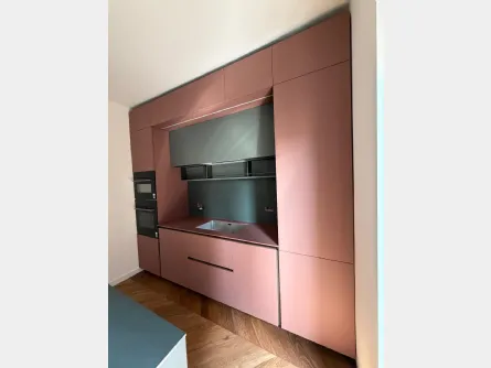 Cucina moderna con colonne a tutta altezza