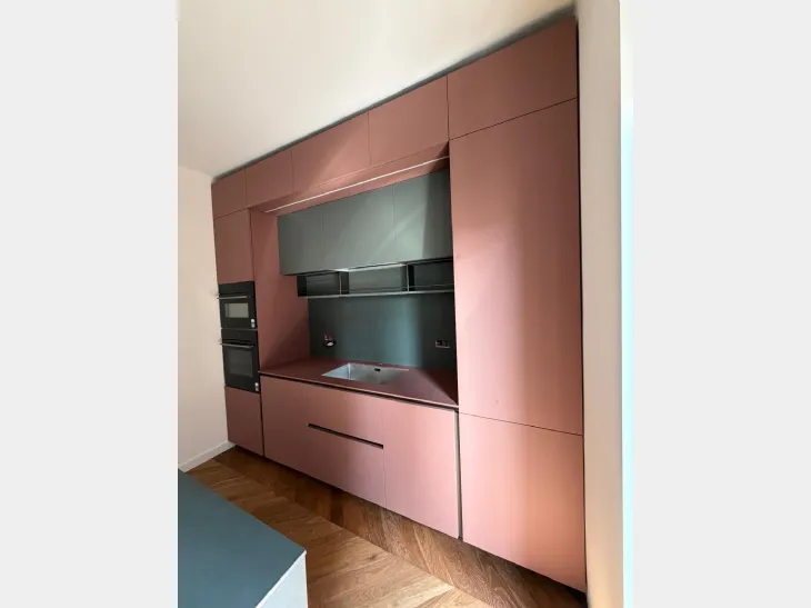 Cucina moderna con colonne a tutta altezza
