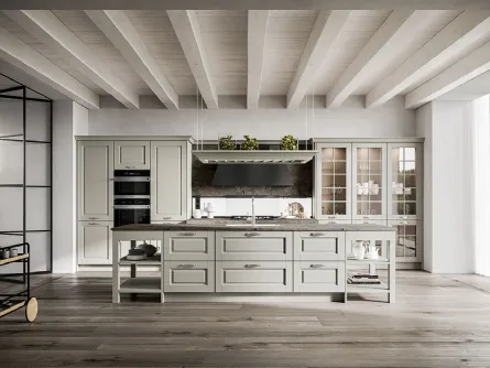 Cucina Classica con isola Asolo in legno di Frassino laccato Cuba a poro aperto e top in HPL di Arredo3