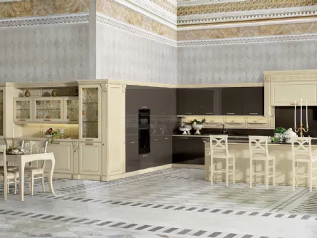 Cucina Classica angolare con isola Mirabeau in laccato Chantilly e Marrone di Veneta Cucine