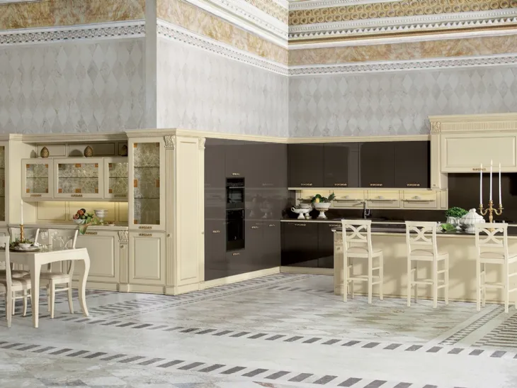 Cucina Classica angolare con isola Mirabeau 02 in laccato Chantilly e Marrone di Veneta Cucine
