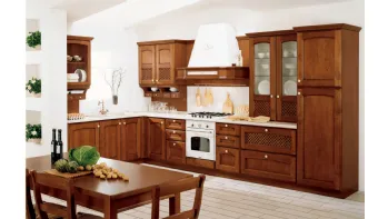 Cucina classica in legno di noce Villa d'Este di Veneta Cucine