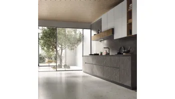 Cucina Moderna lineare AL 32 Spaccato Cognac, vetro opaco e HPL Grafite di Arrex