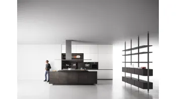 Cucina Moderna con isola finitura Nobilitato Rasato Fumè e laccato opaco Neve con top in acciaio Anice 04 di Valdesign