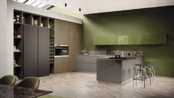 Cucina Moderna angolare con penisola AL 32 in Fenix Grigio Londra e pensili in Vetro Verde Oliva di Arrex