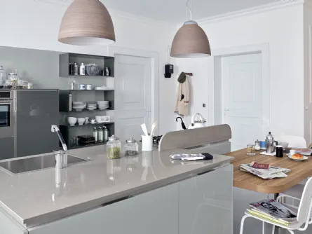 Cucina Moderna con isola Carrera in laccato lucido Grigio Metallo e Vulcano di Veneta Cucine