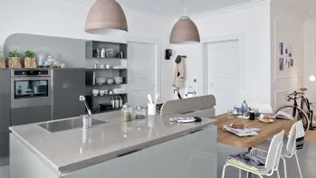 Cucina Moderna con isola Carrera in laccato lucido Grigio Metallo e Vulcano di Veneta Cucine