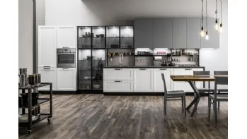Cucina Moderna lineare Dallas in PET Zucchero con Vetrine di Arrex
