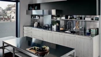 Cucina lineare in quercia e top in silk grigio piombo Ethica di Veneta Cucine