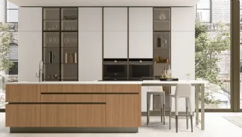 Cucina Moderna Iconica 04 in Canneté Noce Chiaro e Vetro Bianco Puro di Veneta Cucine