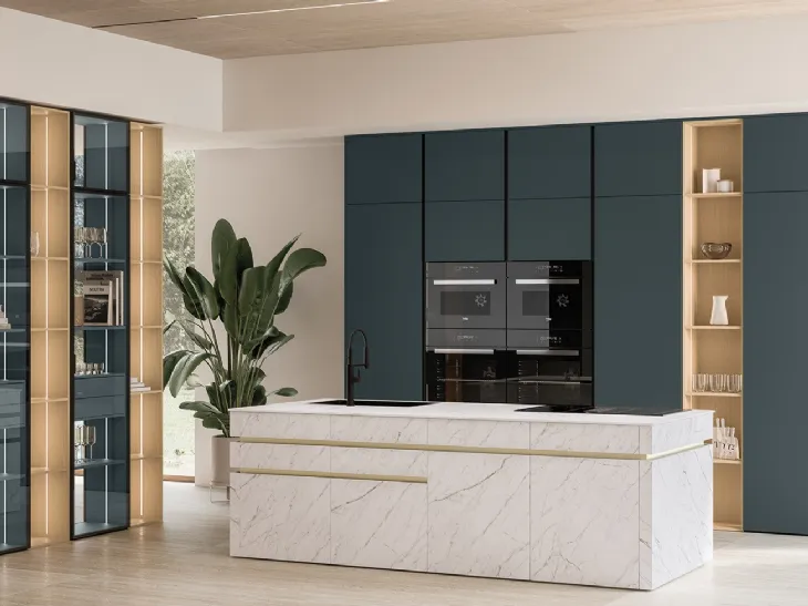 Cucina Moderna in laccato con isola in ceramica Iconica 06 di Veneta Cucine