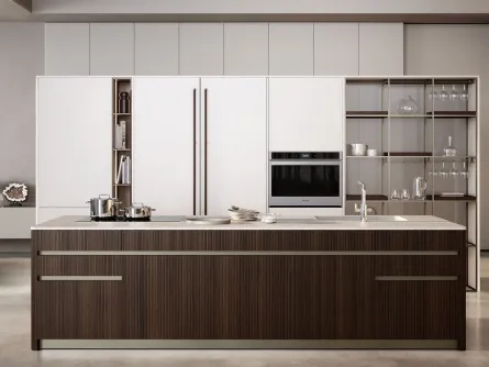 Cucina Moderna con isola Iconica 03 in Rovere Scuro Canneté e Bianco Perla di Veneta Cucine