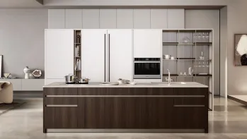 Cucina Moderna con isola Iconica 03 in Rovere Scuro Canneté e Bianco Perla di Veneta Cucine