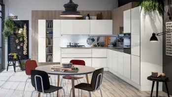 Cucina Moderna Like angolare in laccato lucido Bianco Burro e Olmo Neutro di Veneta Cucine