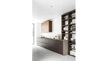 Cucina Moderna lineare Logica 04 in laccato opaco Fango e laccato opaco effetto metallo Rame brunito di Valdesign