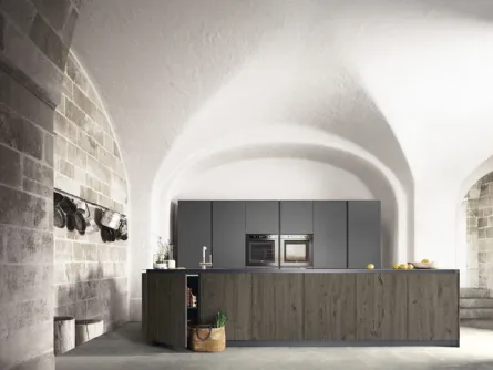 Cucina Moderna con isola Logica 10 finitura Rovere antico Ghiro e laccato opaco Grigio con top in acciaio di Valdesign