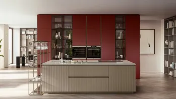 Cucina Moderna in laccato con isola in vetro Lounge 01 di Veneta Cucine