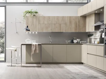Cucina Moderna Lounge angolare con penisola in laccato Beige Ecru e Rovere Coloniale di Veneta Cucine