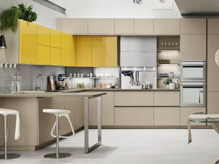 Cucina Moderna Lounge angolare con penisola in laccato Beige Ecru opaco e Giallo Girasole lucido di Veneta Cucine