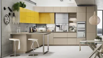 Cucina Moderna Lounge 13 angolare con penisola in laccato Beige Ecru opaco e Giallo Girasole lucido di Veneta Cucine