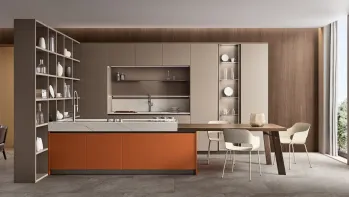 Cucina Moderna con penisola Lounge in Vetro laccato Arancio e laccato opaco Camoscio di Veneta Cucine